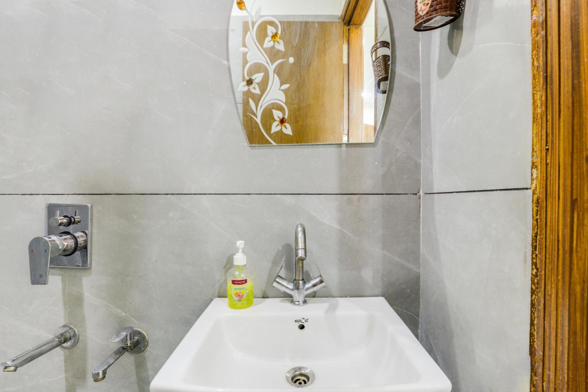 Peacefulhuts 1bhk Nr. Yashobhoomi Icc And Airport Apartment